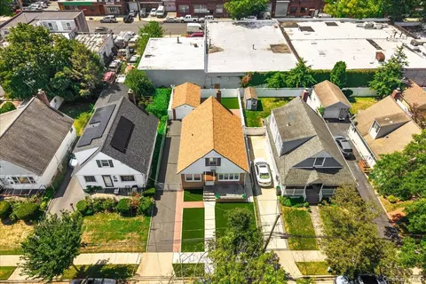 113 N 1st St, North Hempstead, NY 11040