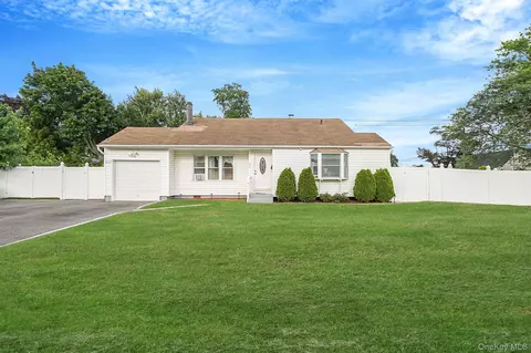 83 Chapel Hill Dr, Brentwood, NY 11717