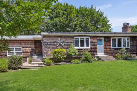 29 King Rd, Rocky Point, NY 11778