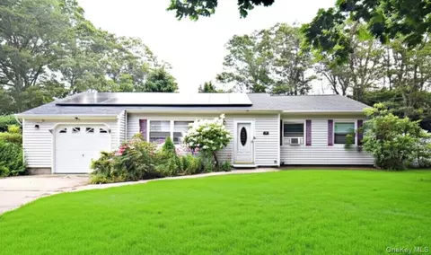 33 Timber Trail Ln, Medford, NY 11763