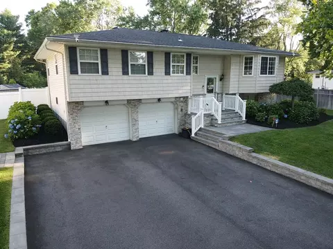 4 Kirkland Dr, Greenlawn, NY 11740