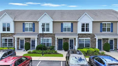 86 Somerton Ave #86, Central Islip, NY 11722