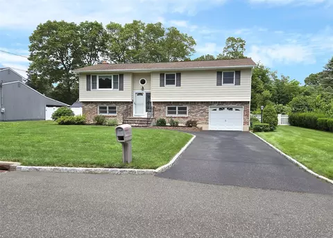 27 Donald St, Holbrook, NY 11741