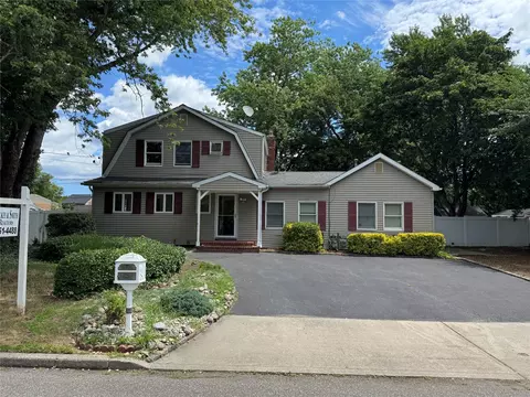 31 Cayuga Ave, South Setauket, NY 11720