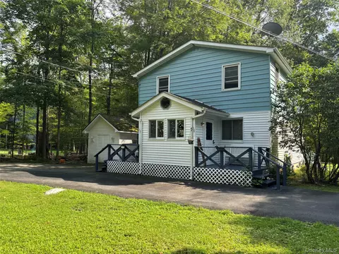 32 Yarwood Rd, Shawangunk, NY 12566