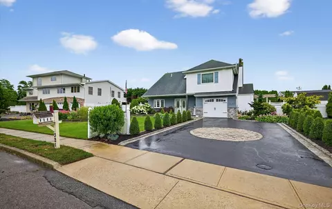321 Lagoon Dr S, Copiague, NY 11726