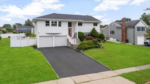 25 Amapola Ln, Kings Park, NY 11754