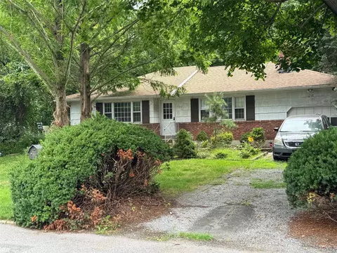 42 Babylon St, Islip Terrace, NY 11752