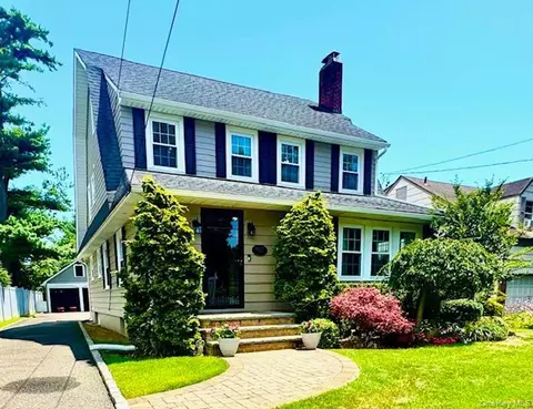 987 E Prospect St, Woodmere, NY 11598