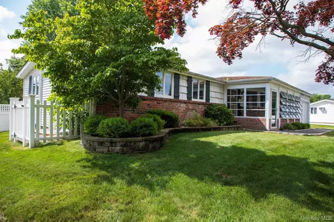 6 Freshman Ln, Stony Brook, NY 11790
