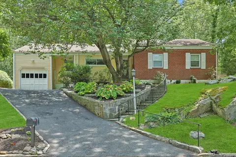 103 Wood Hollow Ln, New Rochelle, NY 10804