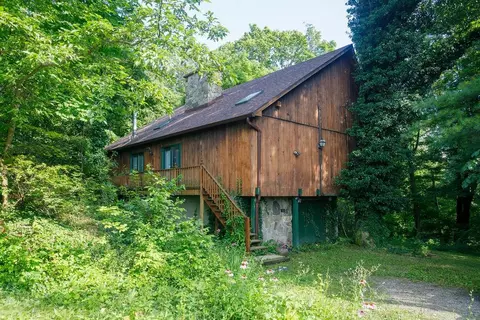 6 Old West Dorsey Ln, Hyde Park, NY 12538