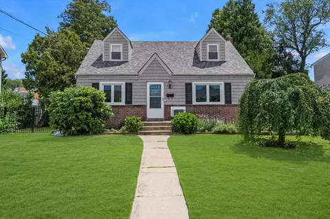 20 Bogart St, Huntington Station, NY 11746