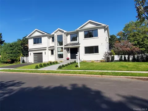 65 Page Ln, Westbury, NY 11590