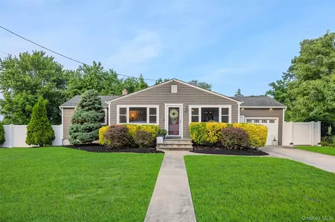 414 Pecan St, Lindenhurst, NY 11757