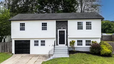 4 S Cardinal Ct, Bay Shore, NY 11706