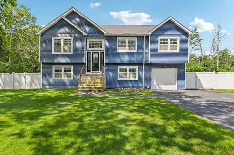 2 Sommerset Dr, Yaphank, NY 11980