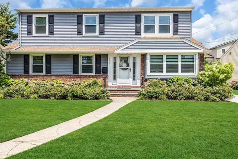109 Meldon Ave, North Hempstead, NY 11507