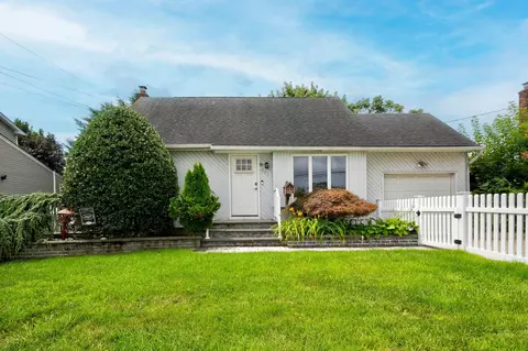 391 31st St, Lindenhurst, NY 11757