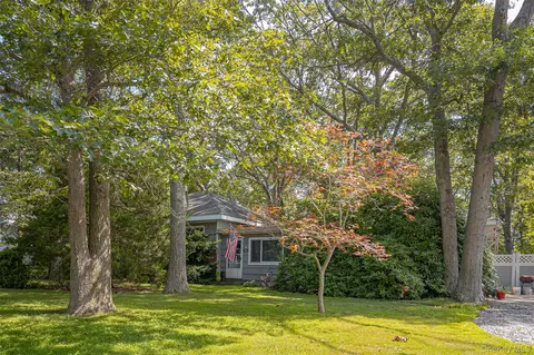 88 W End Ave, Shirley, NY 11967