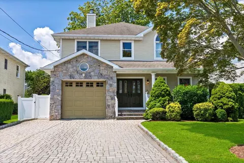 2 Ridge St, Eastchester, NY 10709