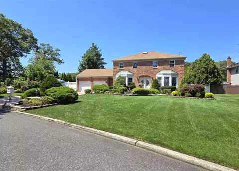 29 Charlemagne Dr, Nesconset, NY 11767