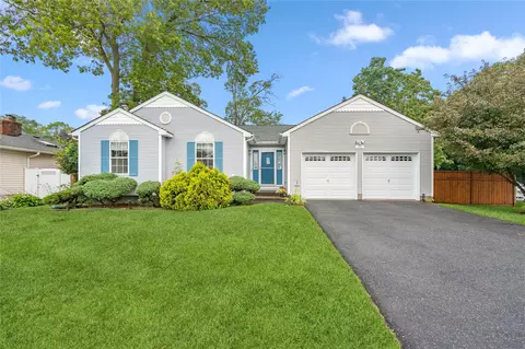 482 Bayport Ave, Bayport, NY 11705