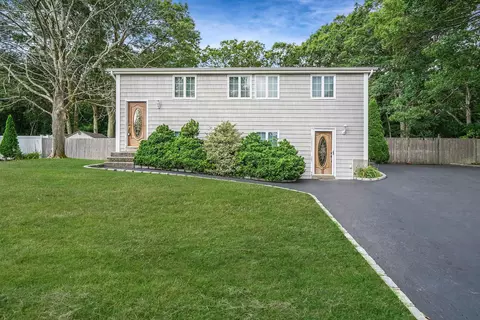 62 Fireside Ln, Setauket, NY 11733