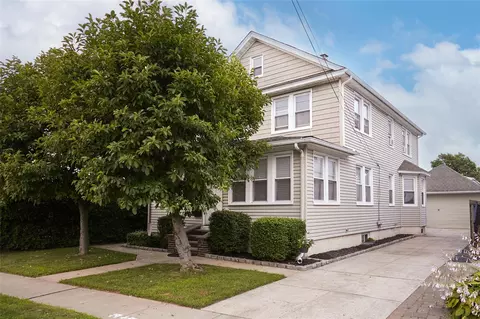 520 Lakeville Rd, North Hempstead, NY 11040