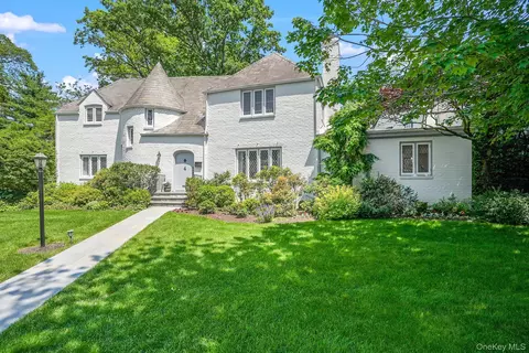 4 Villa Ln, Larchmont, NY 10538