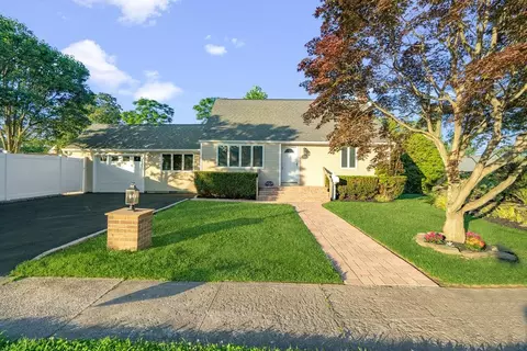 493 17th St, West Babylon, NY 11704