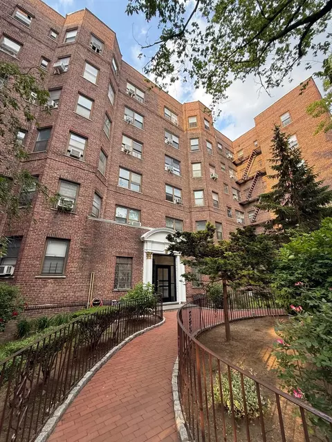61-41 Saunders St #B44, New York, NY 11374
