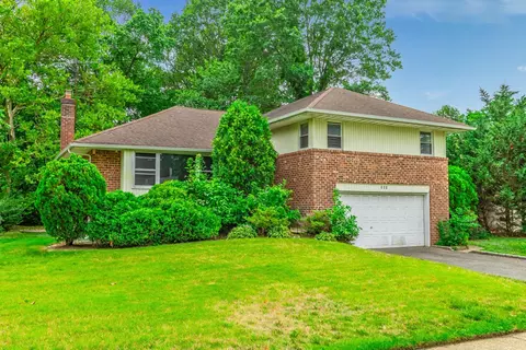 508 Alicia Dr, North Hempstead, NY 11590