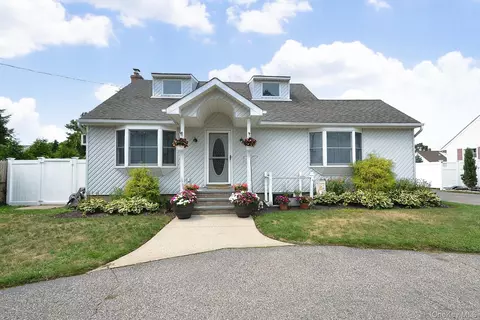 46 Pine St, Holbrook, NY 11741
