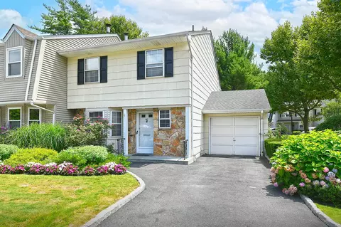 46 Manors Dr, Jericho, NY 11753