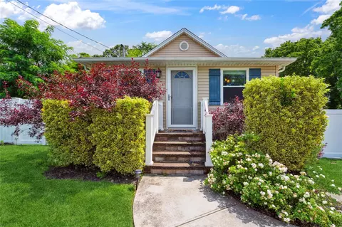 25 Woodycrest Dr, Farmingville, NY 11738