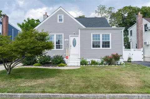 122 Venetian Blvd, Lindenhurst, NY 11757