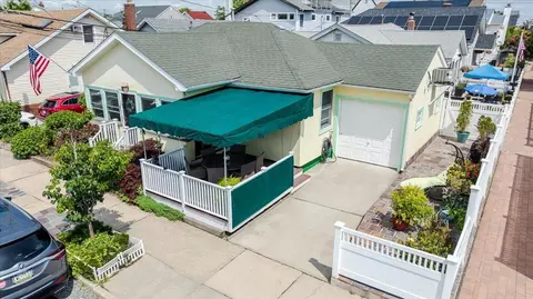 709 W Olive St, Long Beach, NY 11561