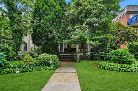 8436 Abingdon Rd, New York, NY 11415