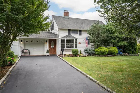 15 Wildflower Ln, Wantagh, NY 11793