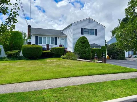 107 Intervale Ave, Farmingdale, NY 11735