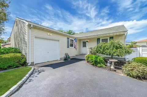 47 Orchard St, Hauppauge, NY 11788
