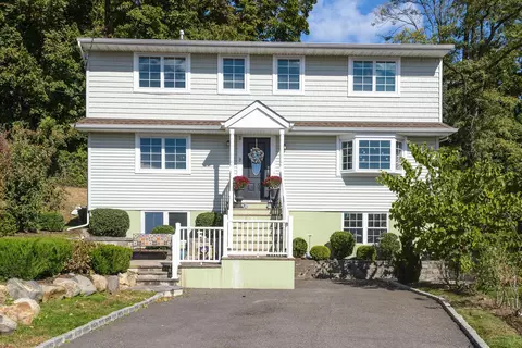 8 Lee Gray Ct, Glen Cove, NY 11542