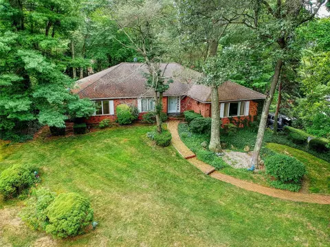 11 Melody Ln, Bayville, NY 11709