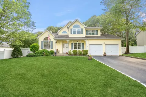 26 Tuthill Creek Dr, Patchogue, NY 11772