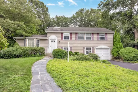 9 Branch Ln, Setauket, NY 11733