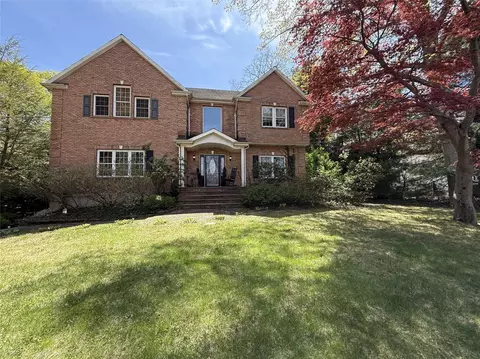 48 Hennessey Dr, Huntington, NY 11743