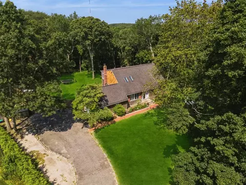 65 Fox Run Ln, Riverhead, NY 11901