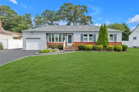 3 Sinclair Dr, Greenlawn, NY 11740