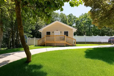 60 Lower Rocky Point Rd, Sound Beach, NY 11789